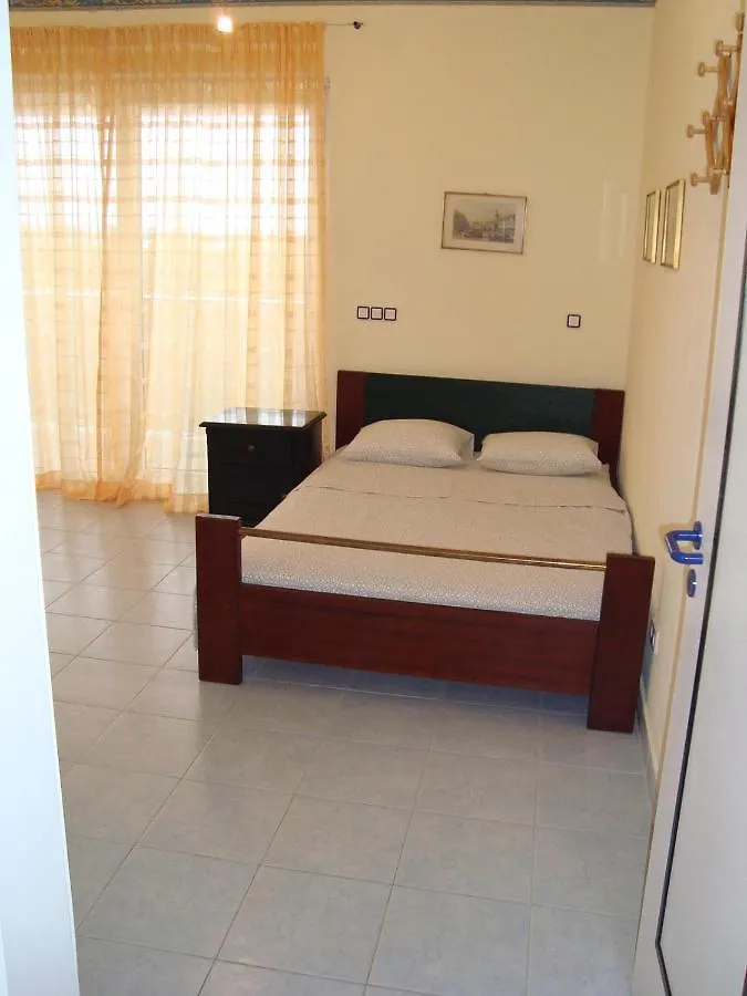 Apartman Roman Mandre 0*,